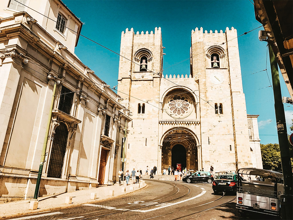 Sé de Lisboa Cathedral (Pass By)