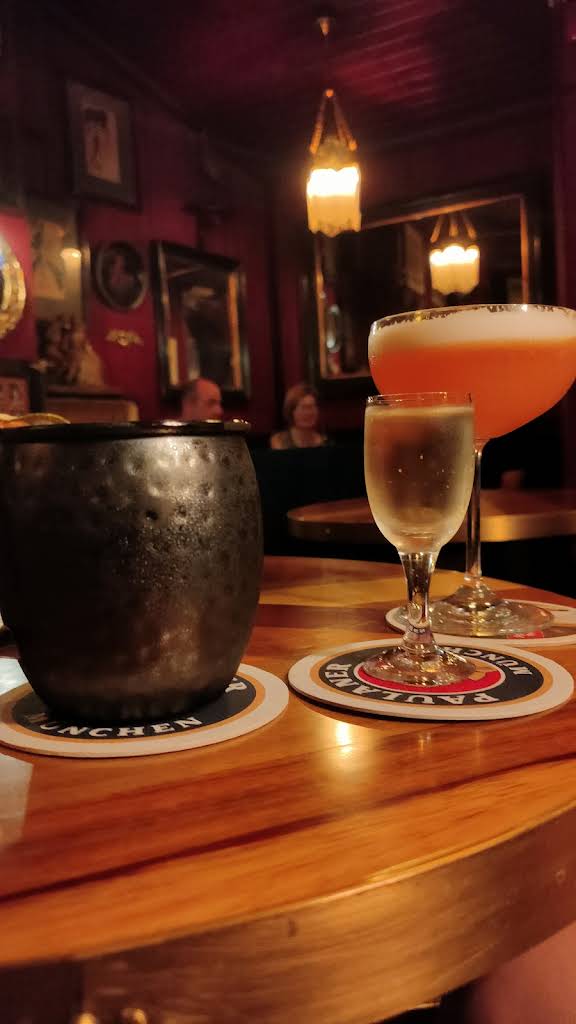 Mirrors and lighting inside A Paródia.