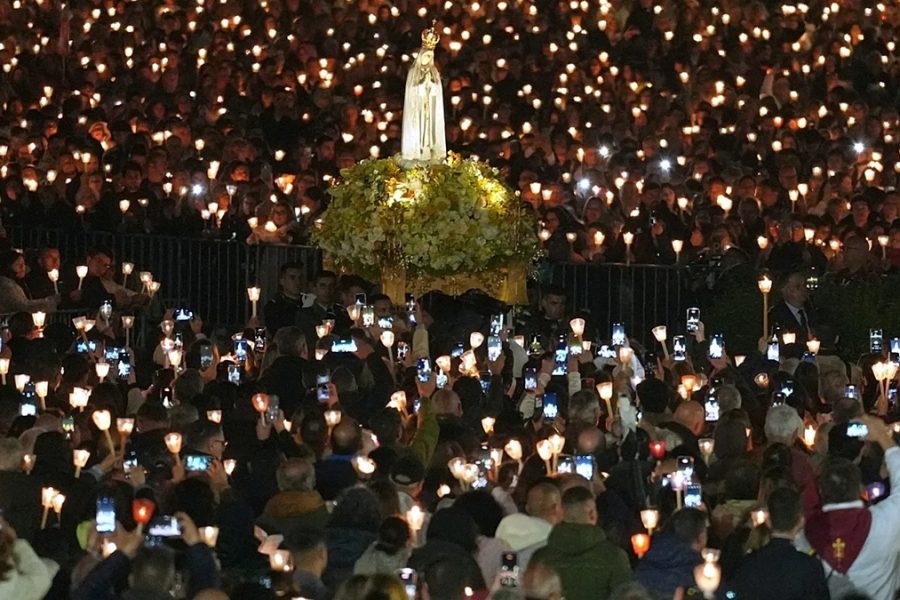 From Lisbon: Fátima Candlelight Procession, Nazaré & Sunset Óbidos Tour